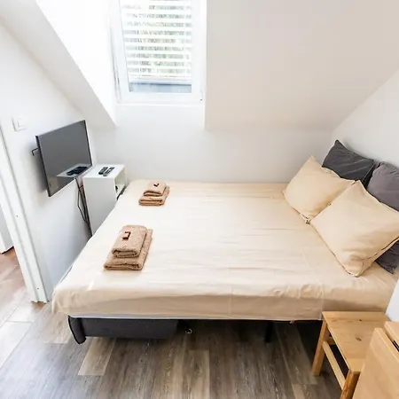 Petite Apartment *